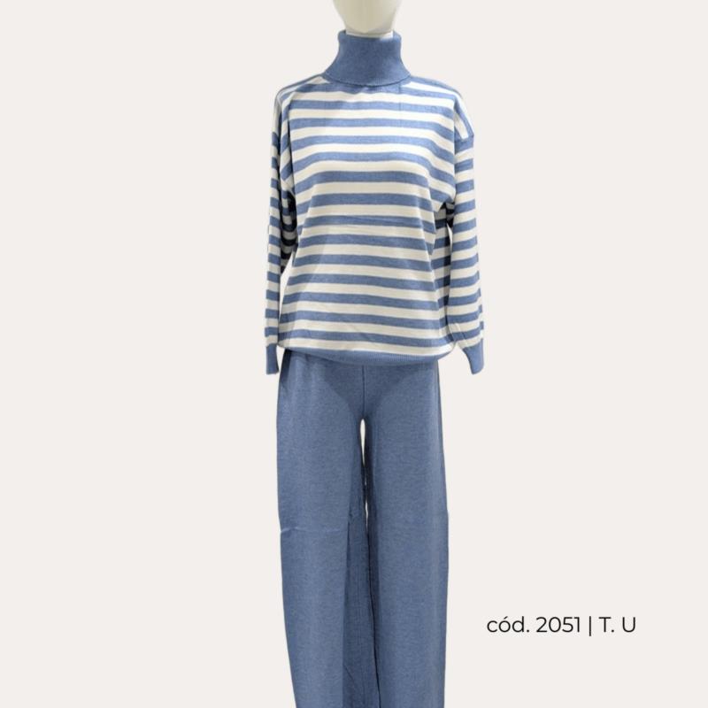 Conjunto de Punto Rayado Azul Claro con Jersey de Cuello Alto y Pantalón