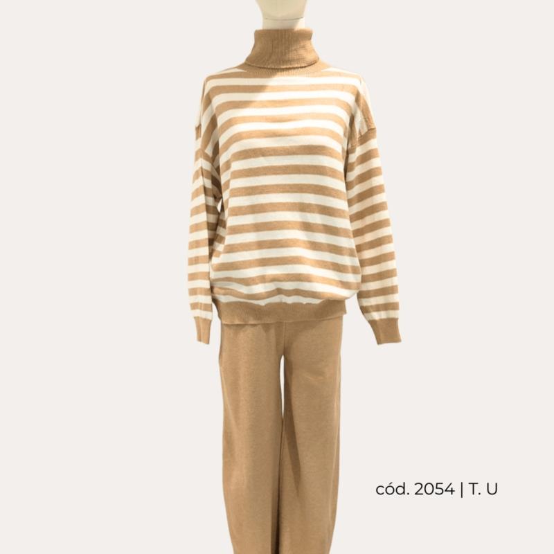 Conjunto de Punto Rayado Camel con Jersey de Cuello Alto y Pantalón