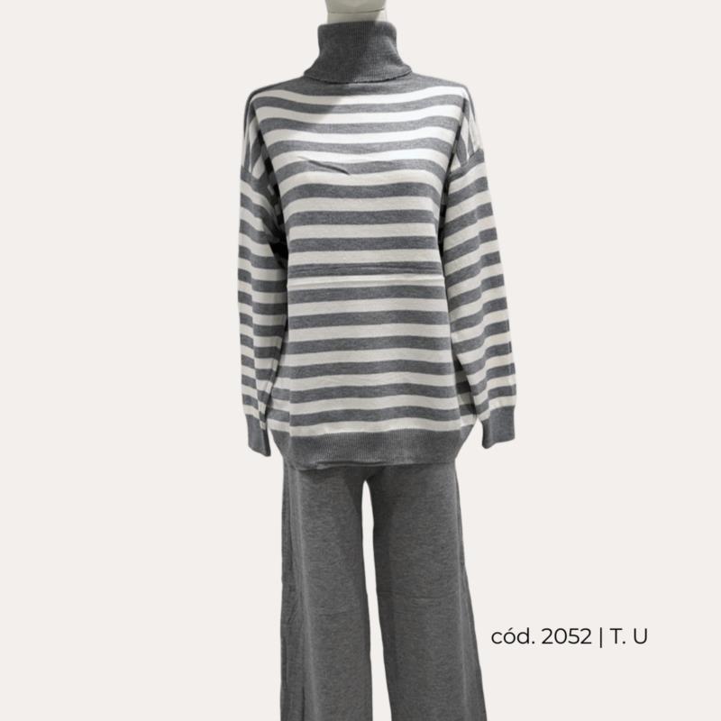Conjunto de Punto Rayado Gris con Jersey de Cuello Alto y Pantalón