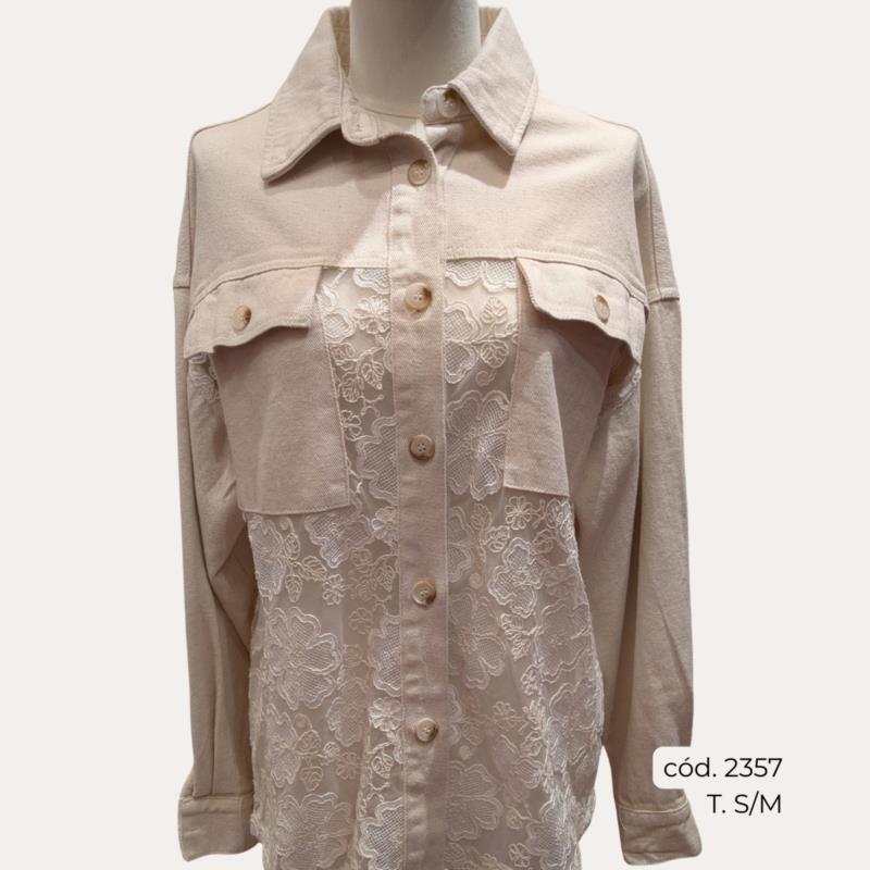 Chaqueta Camisera Beige con Detalle de Encaje