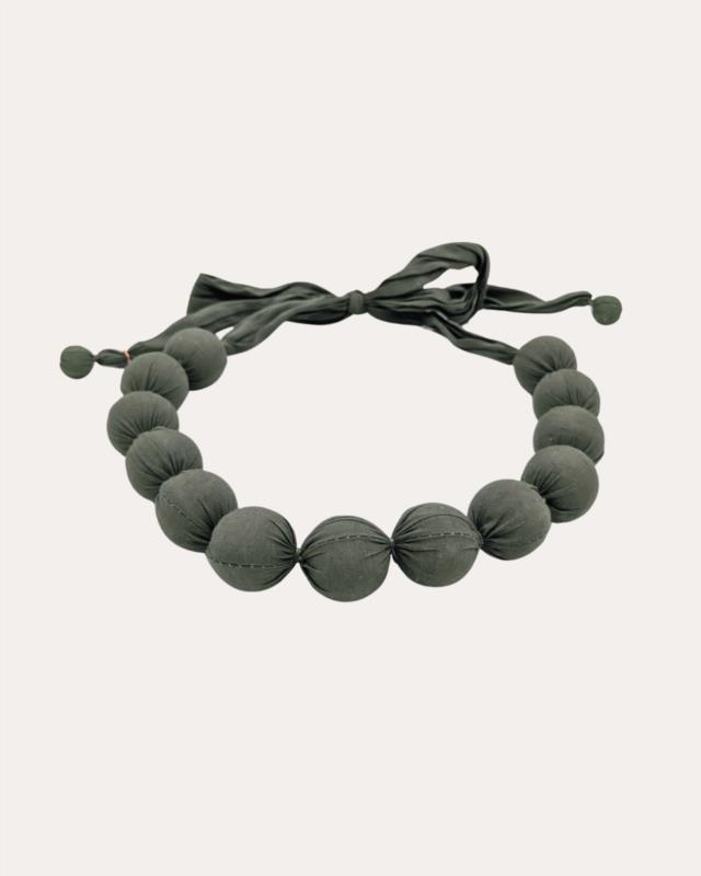 Collar Corto Bolas Grisáceo 