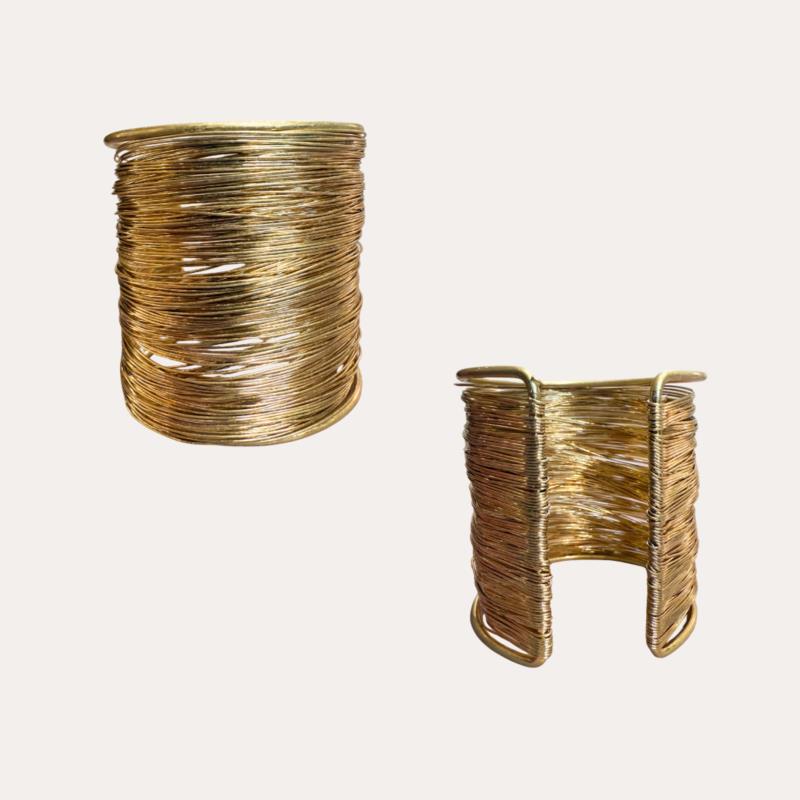 Brazalete Ancho de Acero Dorado Multilínea