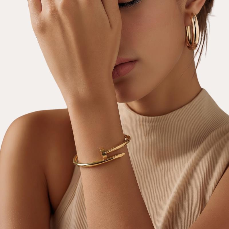 Pulsera fina de acero inoxidable tipo clavo dorado
