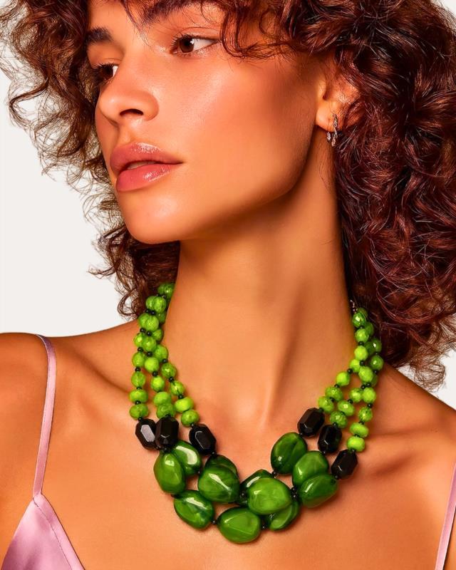 Collar Corto Verde Negro