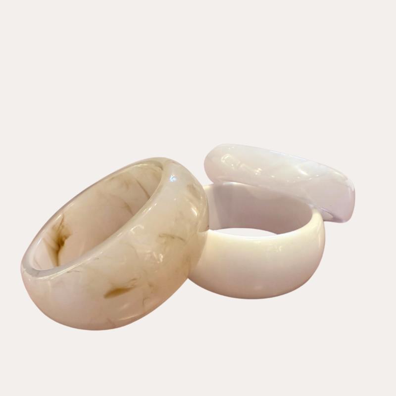 Pulsera Brazalete Marmoleada en Tonos Crema