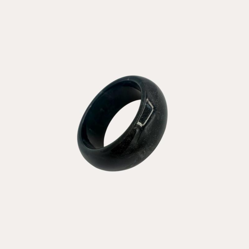 Brazalete de Resina Gris con Acabado Satinado