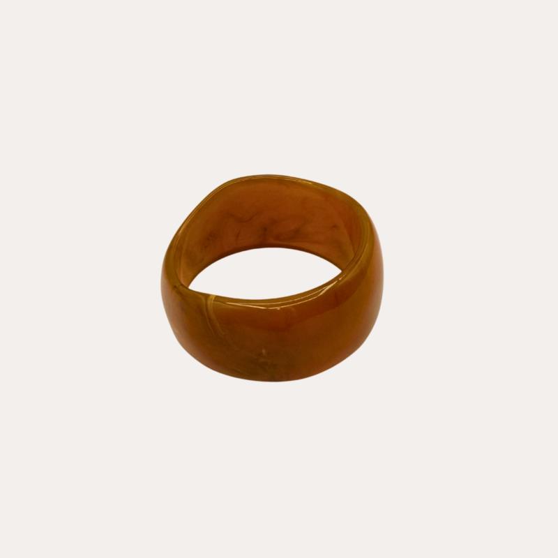 Brazalete de resina marmoleada tono caramelo