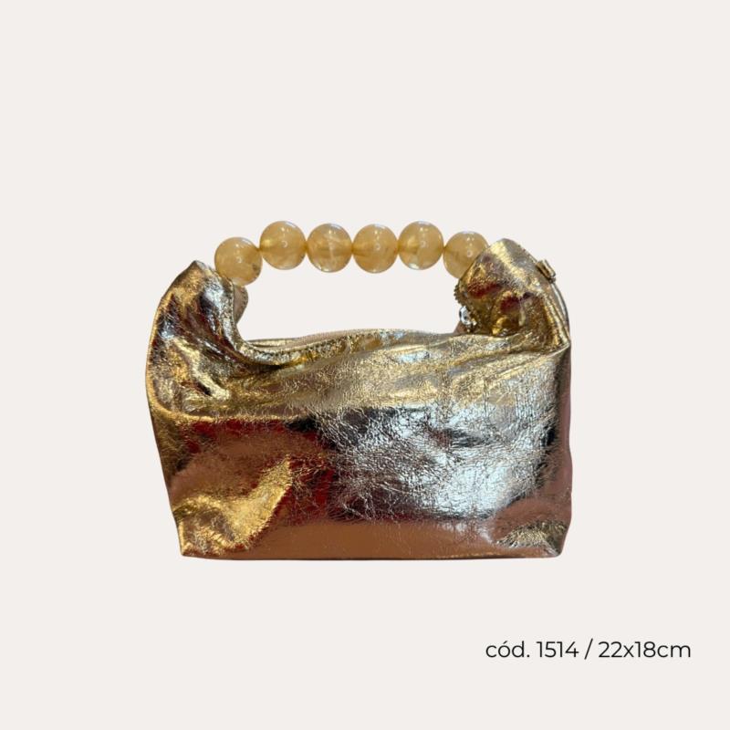 Bolso dorado con asa de perlas | Elegancia moderna Madrid