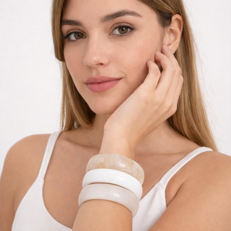 Pulsera Brazalete Marmoleada en Tonos Crema