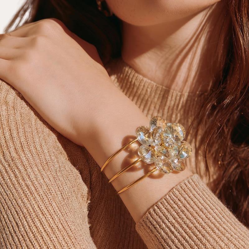 Brazalete fino de acero dorado con flor de cristales