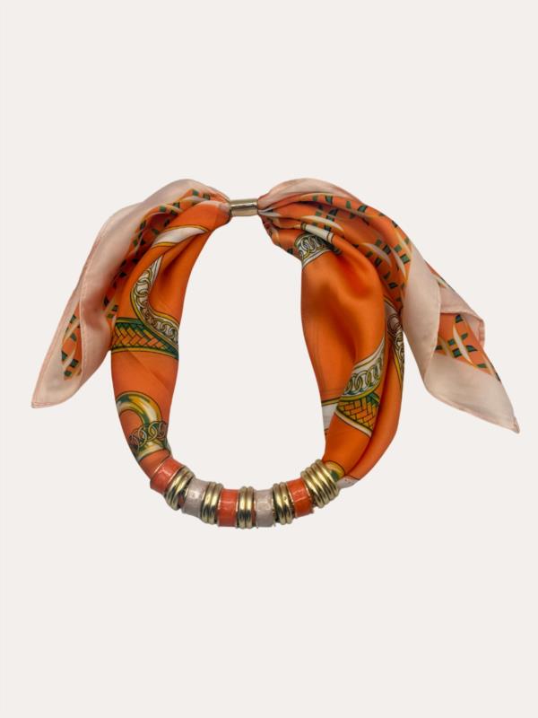 Collar Tipo Fular Naranja con Aros Dorados en Acero Inoxidable