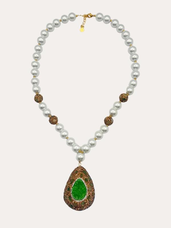 Collar Mediano de Perlas Blancas con Colgante Gota Verde Oscuro