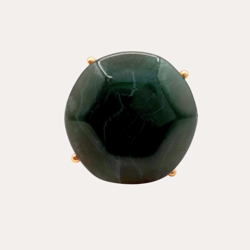 Anillo de Piedra Verde Hexagonal en Acabado Dorado