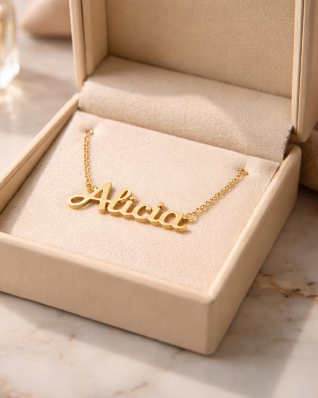 Collar de Nombre Personalizado "Alicia"  en Acero Inoxidable Dorado