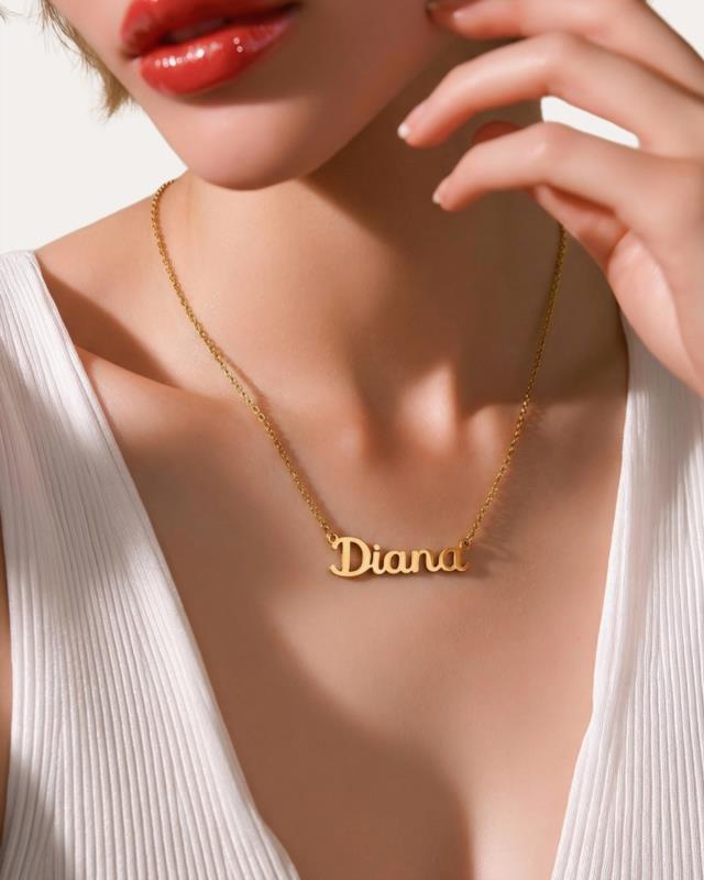 Collar de Nombre Personalizado "Diana"  en Acero Inoxidable Dorado