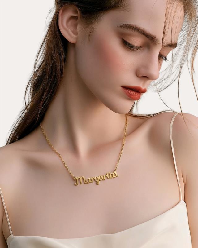 Collar de Nombre Personalizado "Margarita"  en Acero Inoxidable Dorado