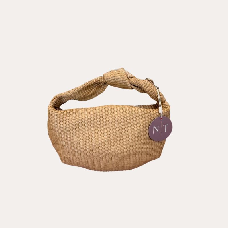 Bolso trenzado natural nudo Bolso de rafia en tono natural con diseño trenzado. 